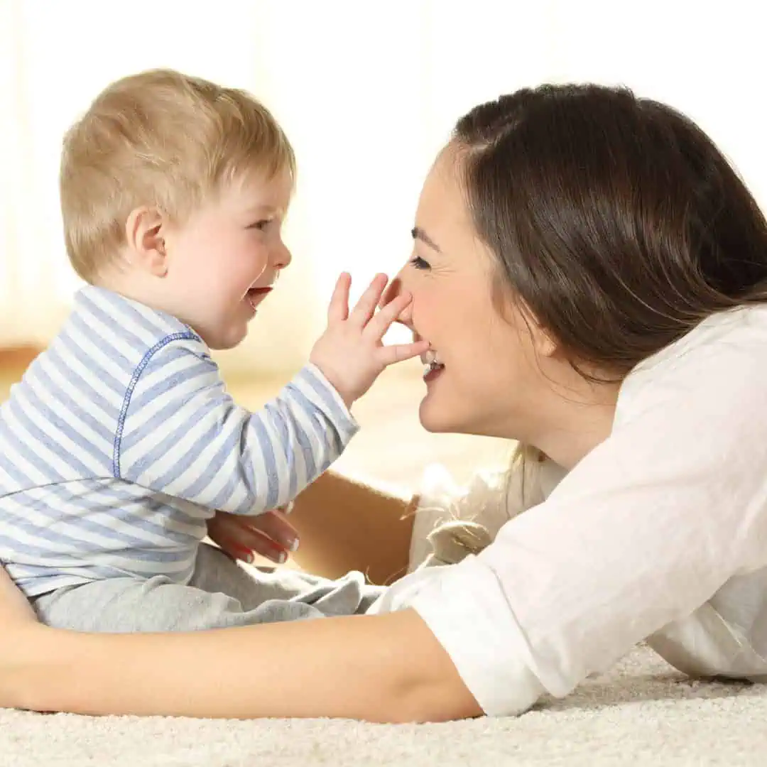 Mor tumler med sit barn til babytummel.